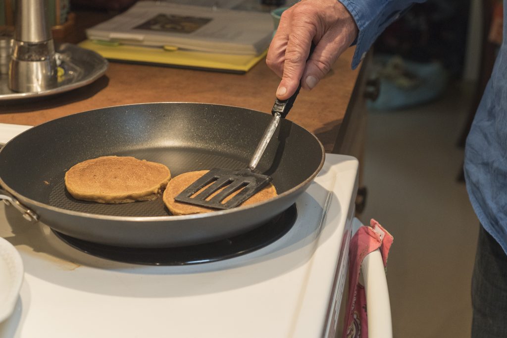 Lightly pat the pancake with a spatula so that it cooks in the center. 